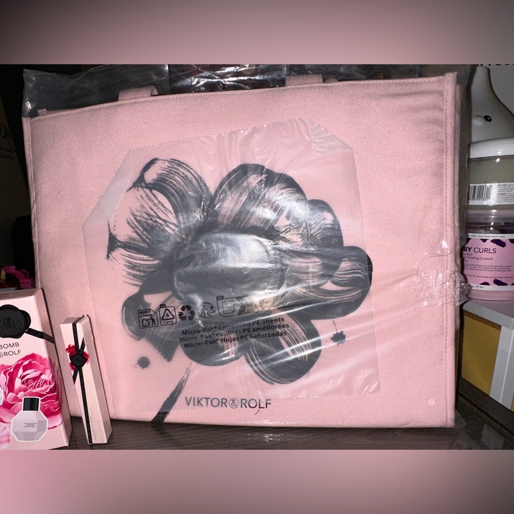 Viktor & Rolf 4 Piece Bundle Set - Picture 5 of 10